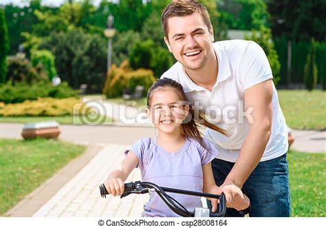 Padre Enseñando A Su Hija A Andar En Bicicleta Retrato De Un Padre