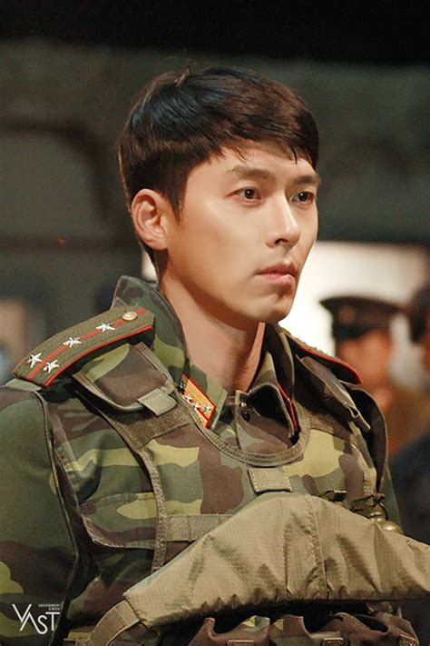 (52 kişi puan verdi, ortalama: Hyun Bin, "Crash Landing on You" Drama Set Behind-the ...