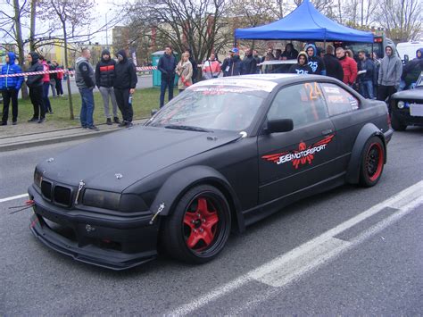 The e36 looks best when it is extremely lowered, be that for show or track purposes. JazdaBardziejBokiem JBB blackmat BMW e36 tuning...