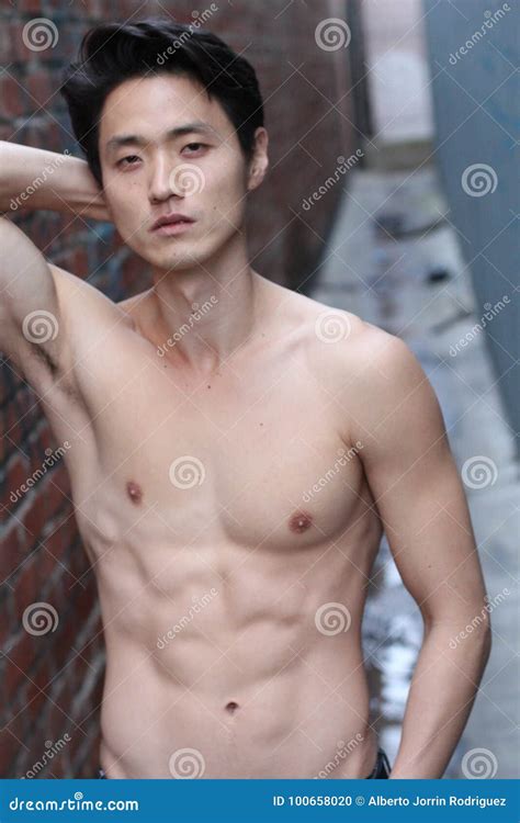 Shirtless Sexy Aantrekkelijke Geschikte Aziatische Mens Stock Foto