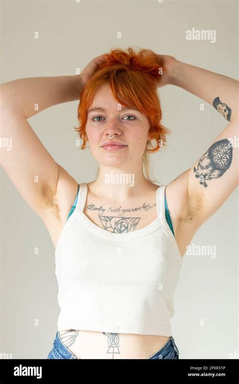 Une Femme Avec Des Tatouages Et Des Aisselles Poilues Avec Ses Bras Derrière Sa Tête Photo Stock