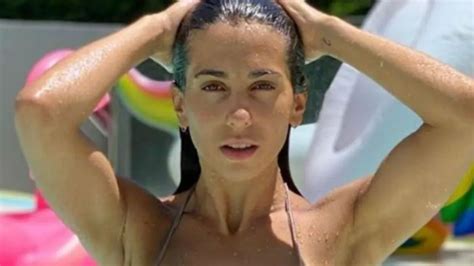 Con efecto naked Cinthia Fernández cautiva con su bikini más osada desde Brasil
