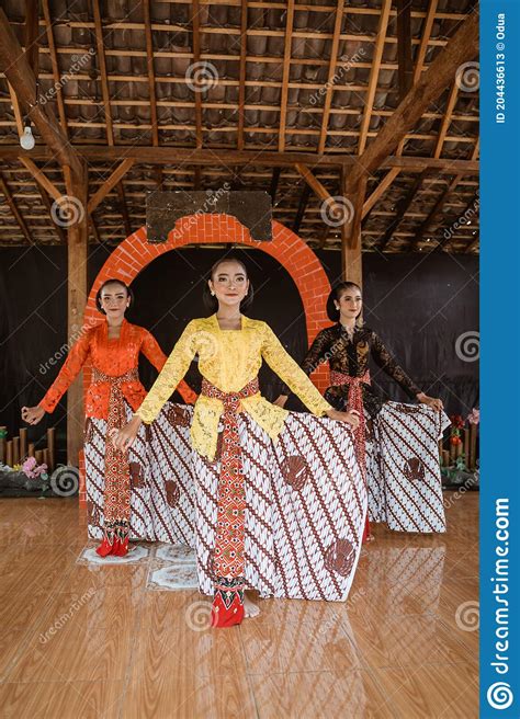 Group Of Woman In Traditional Javanese Costume Performing Dance Stock Image Image Of Concept