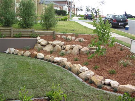 Lawn edging ideas can range from simple to bold designs. The dry stream - river rock garden edging ideas | Interior ...