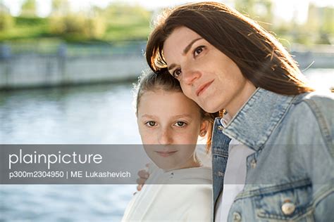 Plainpicture Plainpicture P300m2304950 Mother Leaning On Daughter