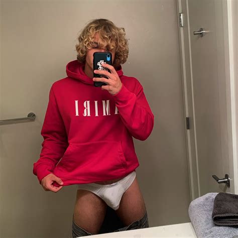 hottest blonde guy on twitter rt sunshynesmile99 rt to steal my hoodie 🥵🥵😏😏