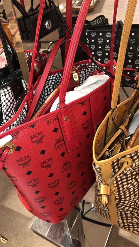 Pretty Bags Cute Bags Luxury Purses Luxury Bags Girly Accessories Handbag Accessories Cute