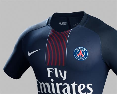 The new jersey arrives in a predominantly white design, featuring touches of pink and black throughout. La nuova maglia Nike del Paris Saint-Germain 2016/2017