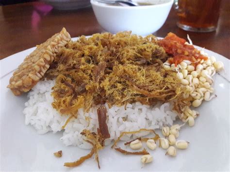 Tidak hanya populer dengan cita rasanya yang lezat menggugah selera. Rawon Pak Pangat Wonokromo, Gayungan, Surabaya - Lengkap ...