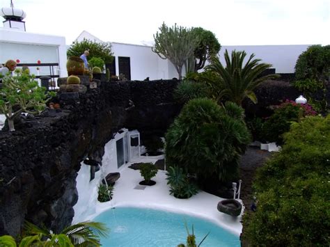 Als dem bekanntesten und wahrscheinlich wichtigsten lanzarotenischen künstler, césar manrique cabrera, ende der 1980er jahre der trubel in seinem außergewöhnlichen haus um die lavablasen in tahíche zu groß wurde, beschloss er, sich privat in den norden der insel zurückzuziehen. Pin auf All Around The World...