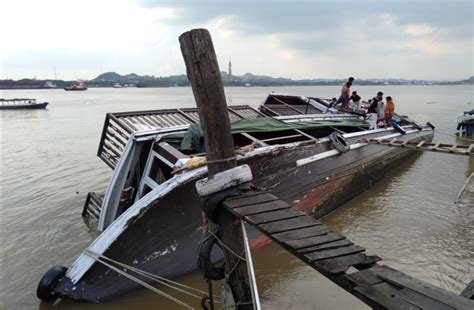 Kapal tenggelam di perairan teluk jakarta, tanjung priok, jakarta utara, minggu siang, mengakibatkan tiga penumpang meninggal. Saat Diperbaiki, Kapal Pesut Etam Tenggelam | Kaltim Post