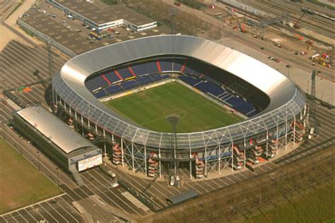 Feyenoord hopes on a guarantee of 135 million euros from the municipality of rotterdam for the the new football stadium at the new river with a capacity of 63.000 spectators should be in 2022 are. Feyenoordstadion, De Kuip, Rotterdam — ZJA
