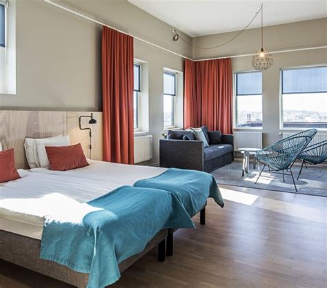 Apartamentele au 2 incaperi separate cu pat king size in dormitor si canapele extensibile in living pentru a asigura o sedere relaxanta si confortabila tuturor oaseptilor. Prioritet Serneke Arena - Nordens största multisportarena
