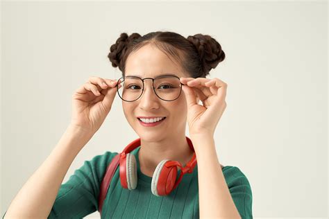 4 Cara Memilih Kacamata Sesuai Bentuk Wajah Pintar Memilih