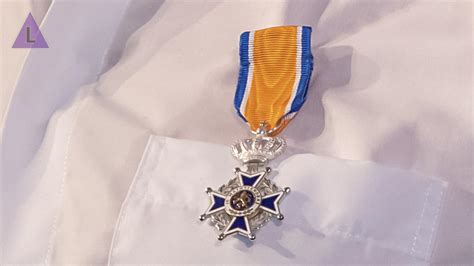 Daarnaast ontvangen mensen die een koninklijke onderscheiding krijgen ook een draaginsigne. Koninklijke Onderscheiding voor Patrick Ramakers uit ...