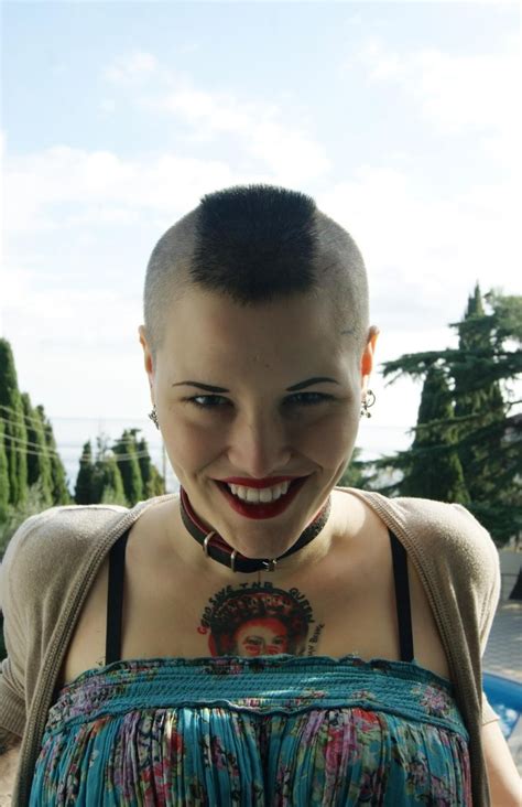 Young Woman With Shaved Sides And Mohawk Hair Mohawk Hairstyles Shaved Sides Girl Mohawk