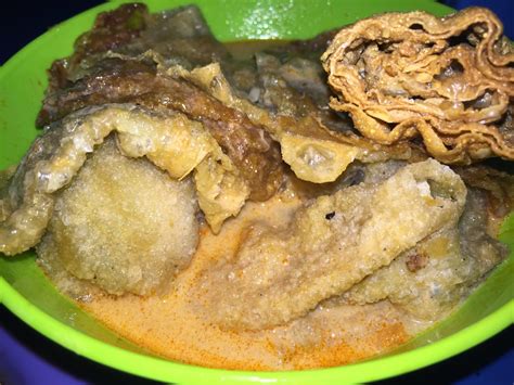 Ya, pedagang cina yang ingin bereksperimentasi dengan rempah ratus yang dibawa oleh pedagang india. food+road trip: Merdeka Garden Curry Mee @ Ipoh, Perak ...