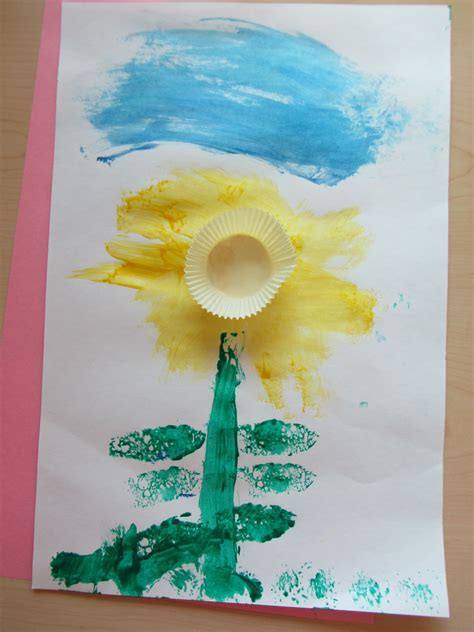 Includes a free printable pattern. cupcake liner center, spring flower | Classroom crafts ...
