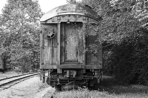 Photographing Beautifully Rusty Old Railroad Cars In Alabama Video