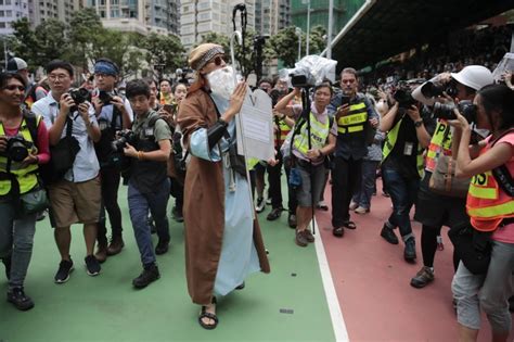 發現無限 開創天地 邁向尋新覓知里程 — 香港大學. 香港「為罪人祈禱」遊行登場 警方發射催淚彈 - 國際 - 自由時報電子報