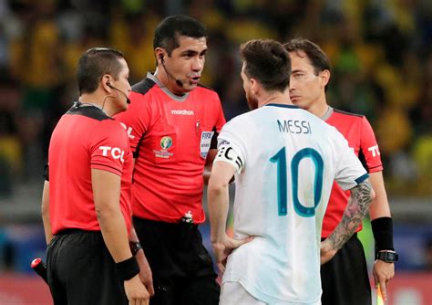 Thế nhưng trong trận bán kết gặp đội tuyển mỹ, nhờ messi mà argentina đã đè bẹp đội bóng xứ sở cờ hoa 4 bàn không gỡ. Trọng tài chính trận chung kết Copa America gây bão dư ...