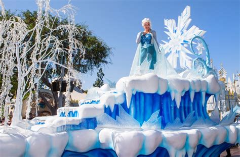 Frozen Replaces Mickey And Minnie In Disneyland A Christmas Fantasy
