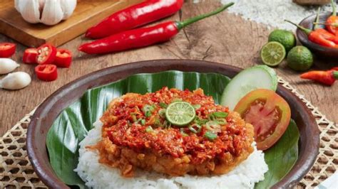 Meski baru tetapi ayam geprek sudah sangat populer dan disukai sejak pertama kali muncul. Asal Usul Ayam Geprek, Ternyata dari Keisengan Buat Ayam Crispy Plus Sambal - Tribun Kaltim