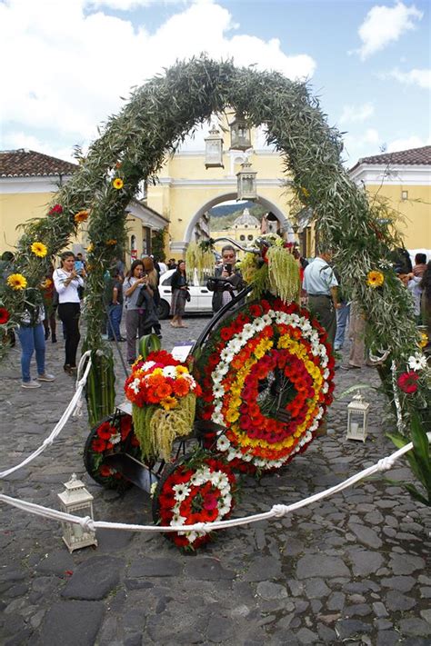 El gesto inofensivo despierta la cautela de las autoridades educacionales y escala. Festival de las Flores en Antigua Guatemala 2019 ...