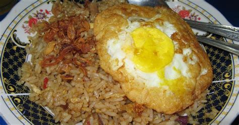 Resep nasi goreng lezat nan sederhana ini adalah ide bagus buat kamu yang belum sempat belanja bahan bulanan. Gambar Nasi Goreng Sederhana - 4 Resep Nasi Goreng Rumahan ...