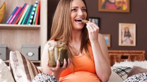 women health tips know why women crave to eat pickles during pregnancy in hindi pickles and