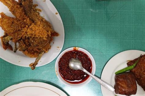 Ayam goreng suharti, ini dia legendanya ayam goreng. Ayam Goreng Suharti, Selalu Bikin Happy - Tukang Jalan Jajan