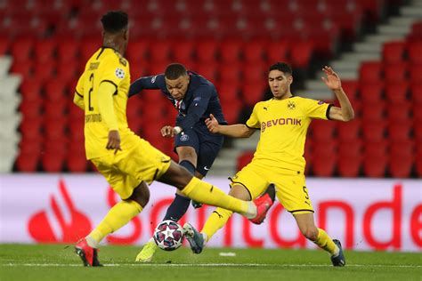 Tres jugadores del psg fueron confirmados como positivos en los test sars cov2 y fueron sometidos al protocolo sanitario apropiado. Los jugadores del PSG celebran con sus aficionados y se ...