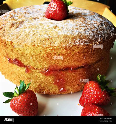 Gâteau éponge Victoria avec la confiture de fraise faite avec Marie