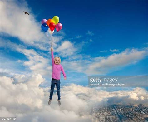 60 Meilleures People Floating With Balloons Photos Et Images Getty Images