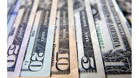 El dólar blue cotiza este lunes 28 de junio a $169,00 para la venta y $174,00 para la compra, lo que genera una brecha del 77.91% entre el dólar oficial y el blue, que se mantiene en suba respecto a la última cotización. Despacito, el dólar sube de la mano del Central | BAE Negocios