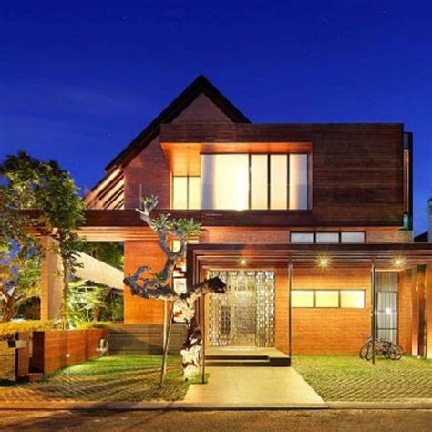 Lantai yang didesain dengan motif kayu melengkapi tangga baja yang dikombinasikan dengan kayu ini. View Desain Rumah Kayu Bali Pictures | SiPeti