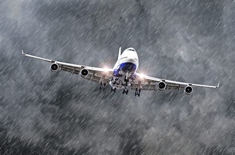 پرواز هواپیمای مسافربری بوئینگ ۷۳۷ در باران شدید ویدیو کاماپرس