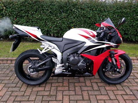 In the database of masbukti, available 1 modification which average buyers rating of honda cbr for the model year 2009 is 4.0 out of 5.0 ( 3 votes). 2009 09 Honda CBR 600 RR-8 White