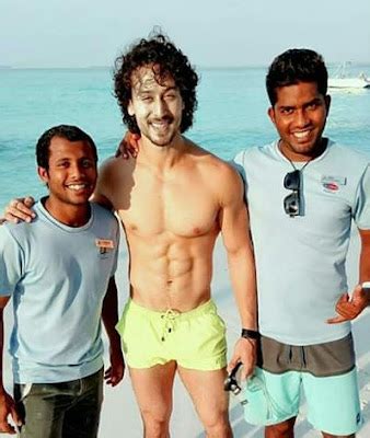 Shirtless Bollywood Men Tiger Shroff Caught In The Beach Hot