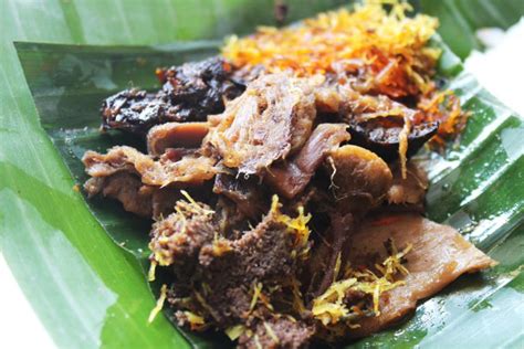 Di daerah jawa timur banyak dijumpai penjual rawon, terutama rawon pasuruan banyak yang tempe penyet adalah makanan khas indonesia dari daerah jawa timur. Makanan Khas Jawa Timur | 1001malam