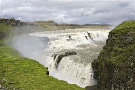Gullfoss waterfall is located smack dab in the middle of the drive and is about 1 hour and 31 minutes from reykjavik. De Waterval Gullfoss op IJsland. | Ijsland, Watervallen, Foto's