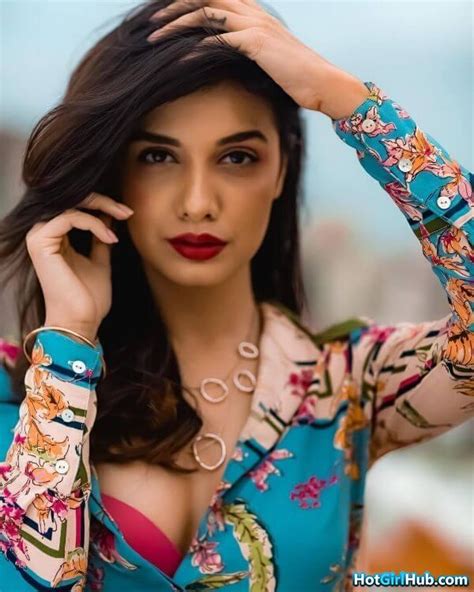 Sexy Divya Agarwal Hot Indian Television Actress Pics 14 Photos