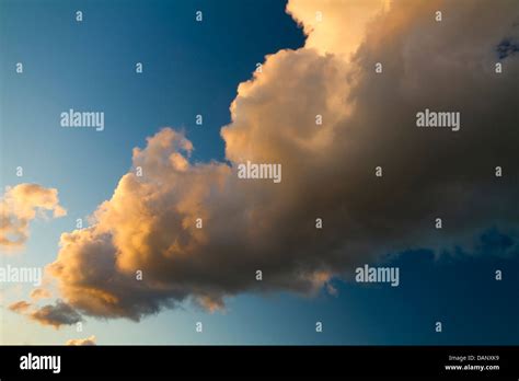 Diagonal Cloud Formation Hi Res Stock Photography And Images Alamy