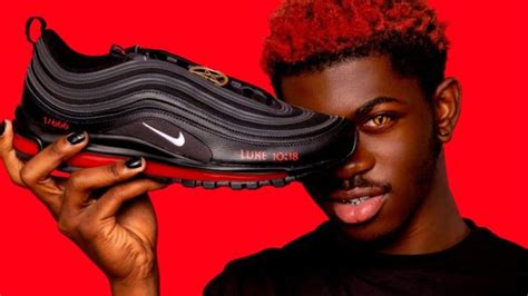 After the explosive friday release of the montero music video, the internet has been set ablaze by fans praising the video and detractors who. Lil Nas X: las "zapatillas de Satán" con sangre humana que ...