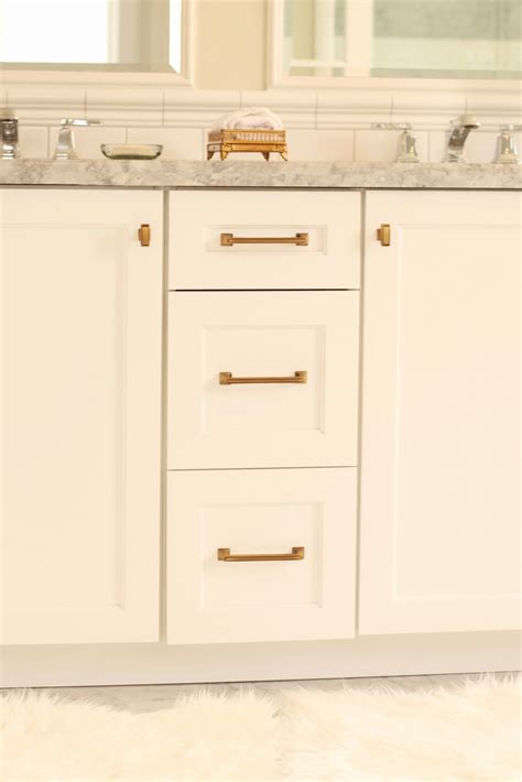There are endless options to choose from. WHITE + GOLD: HOW TO MIX METALS - THE BATHROOM