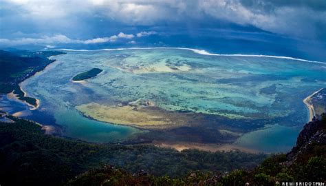 As the water meets on the strait's top ridge the colder water flows under the warmer water, which creates a waterfall. Illusion de chute d'eau sous marine à l'île Maurice