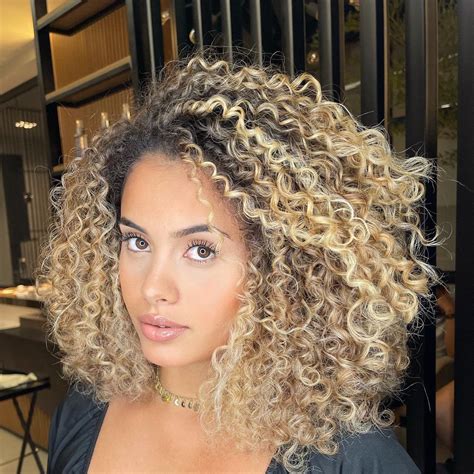 Thaís On Instagram “para Né Seguremmm Essa Gataaa 😍” Honey Brown Hair Color Curly Hair