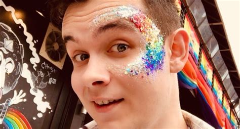 Nagy zsolt addiktológus, az irisz klub intézményvezetője mesél életéről, függőségekről és ezek elhagyásáról. Man pours glitter into car after driver calls him a ...