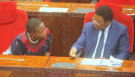 ''nimefukuzwa bungeni kwasababu nilimpeleka mtoto bungeni.niliamua niende kazini na mtoto wangu, mtoto asingebaki peke yake, au nikae nae nyumbani nisiende kazini'', amesema bi hassan. VIJIMAMBO: MATUKIO KATIKA PICHA WAZIRI MKUU BUNGENI DODOMA