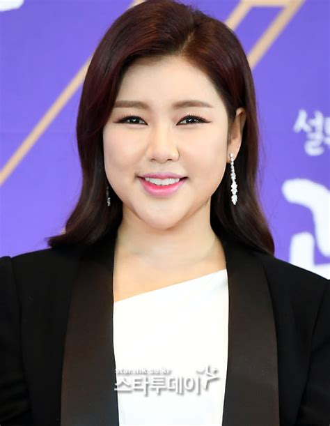 송가인), is a south korean female trot singer. `송가인 소속사` 포켓돌 측 "SBS와 트로트오디션 논의…확정 無 ...